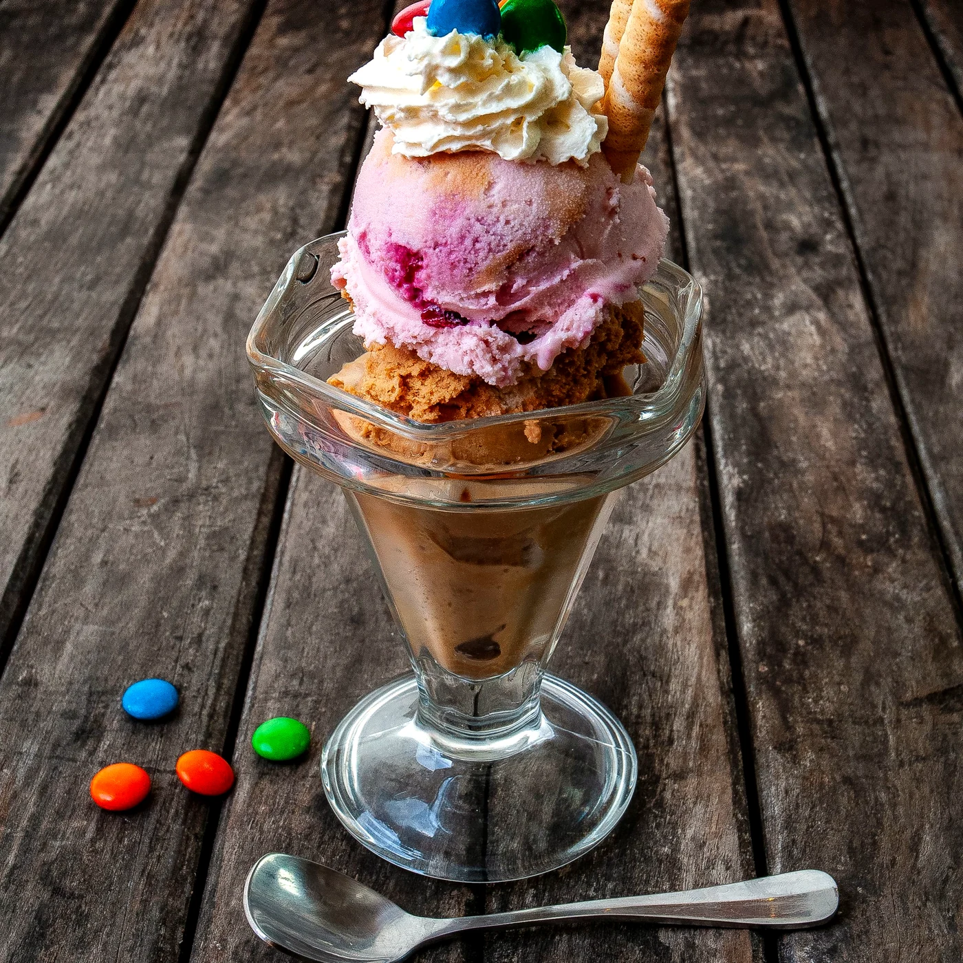 Sundae recién hecho en promoción